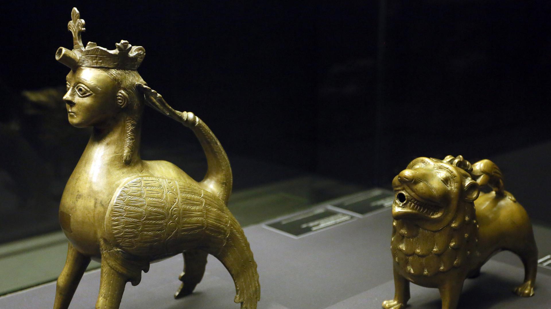 Ein Sirenen-Aquamanile (um 1230) und ein Löwen-Aquamanile im Bode-Museum in Berlin
