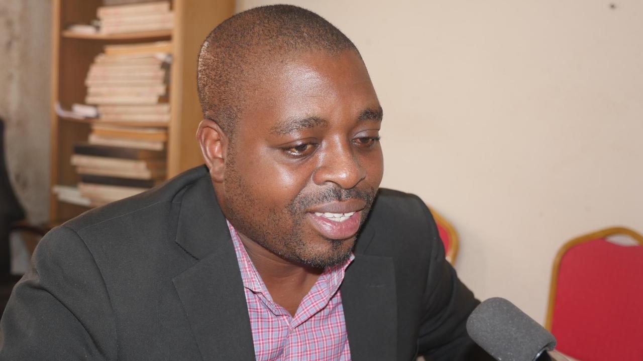 Der Journalist Jules Romuald Nkonlak der Tageszeitung Le Jour in Kamerun