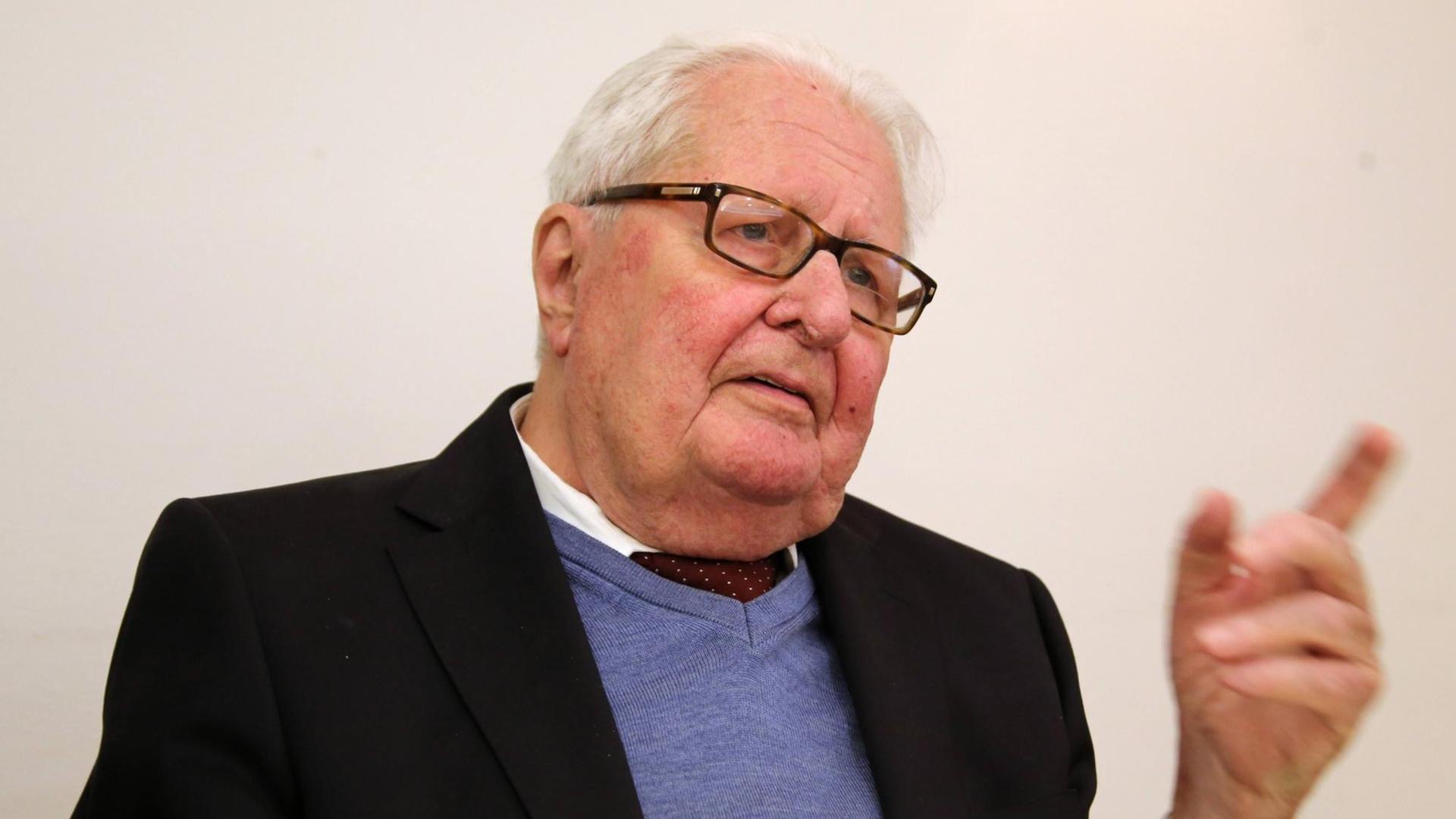 Hans Jochen Vogel argumentiert mit erhobenem Zeigefinger. Hans Jochen Vogel argumentiert mit erhobenem Zeigefinger.