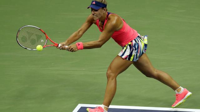 Angelique Kerber schlägt einen Ball bei den US Open in New York