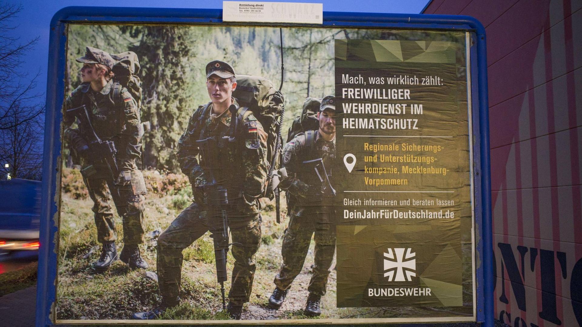 Ein Werbe-Plakat für den neuen Freiwilligen-Dienst bei der Bundes-Wehr. Ein Werbe-Plakat für den neuen Freiwilligen-Dienst bei der Bundes-Wehr.