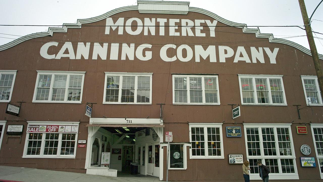 Eine ehemalige Ölsardinenfabrik an der berühmten Cannery Row im kalifornischen Fischerstädtchen Monterey, aufgenommen am 5.11.2007. Der Nobelpreisträger John Steinbeck machte die Cannery Row in seinem Roman "Die Straße der Ölsardinen" weltberühmt. Eine ehemalige Ölsardinenfabrik an der berühmten Cannery Row im kalifornischen Fischerstädtchen Monterey, aufgenommen am 5.11.2007. Der Nobelpreisträger John Steinbeck machte die Cannery Row in seinem Roman "Die Straße der Ölsardinen" weltberühmt.