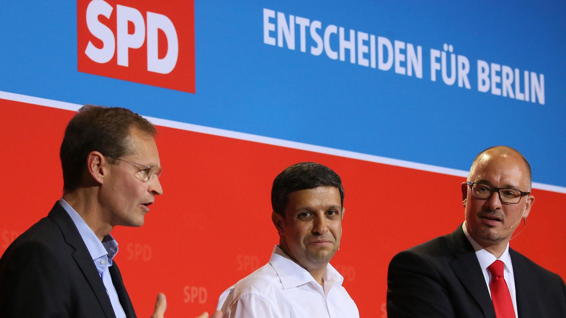 Die drei Berliner OB-Kandidaten Berlins Stadtentwicklungssenator Michael Müller (l-r), der Vorsitzende der Berliner SPD-Fraktion, Raed Saleh, und der Landesvorsitzende der Berliner SPD, Jan Stöß. Die drei Berliner OB-Kandidaten Berlins Stadtentwicklungssenator Michael Müller (l-r), der Vorsitzende der Berliner SPD-Fraktion, Raed Saleh, und der Landesvorsitzende der Berliner SPD, Jan Stöß.