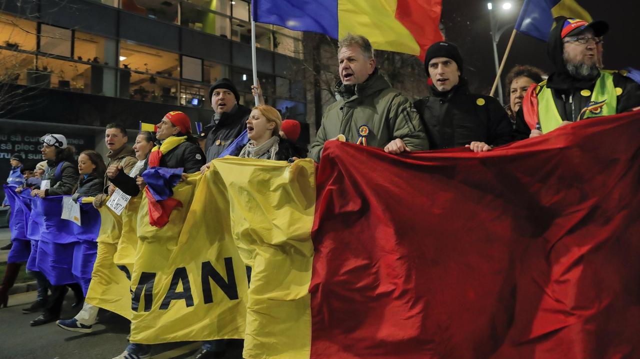 Regierungsgegner protestieren (12.03.17) in Bukarest (Rumänien) gegen die Regierung.

