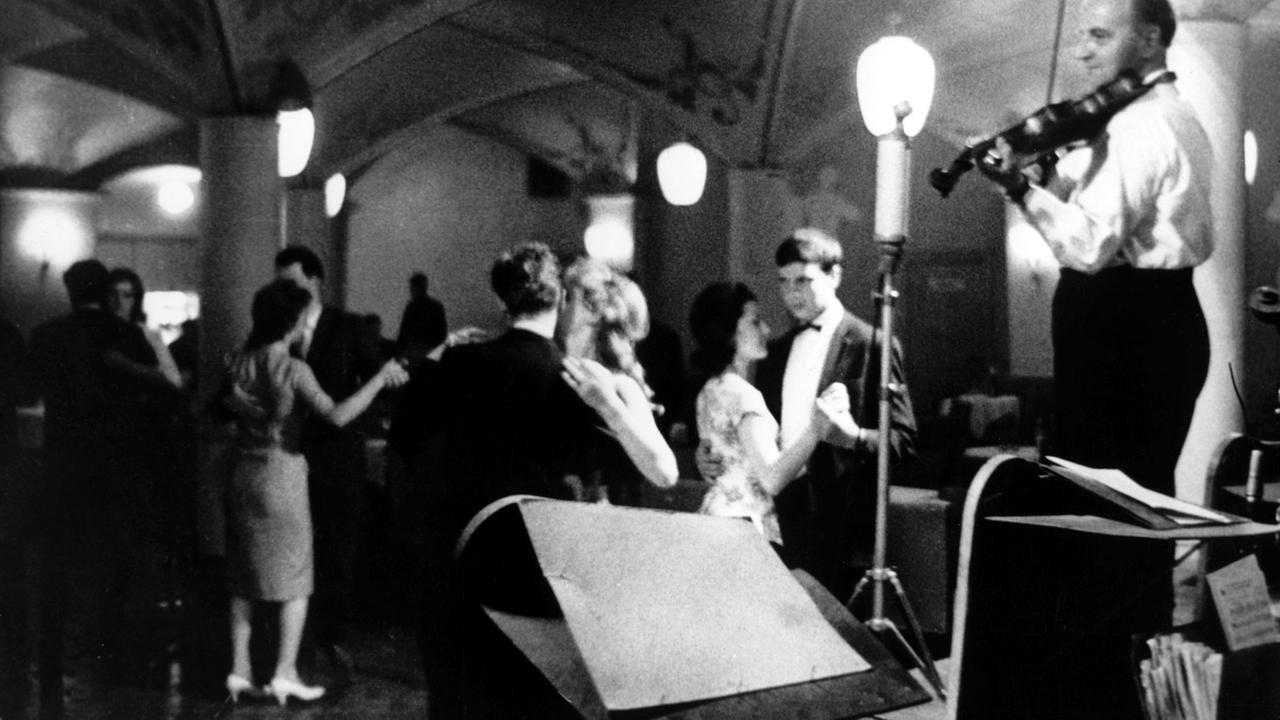 Junge Paare tanzen in den 60er Jahren in einem Musikkeller in Ost-Berlin in der DDR zu Jazz-Musik.