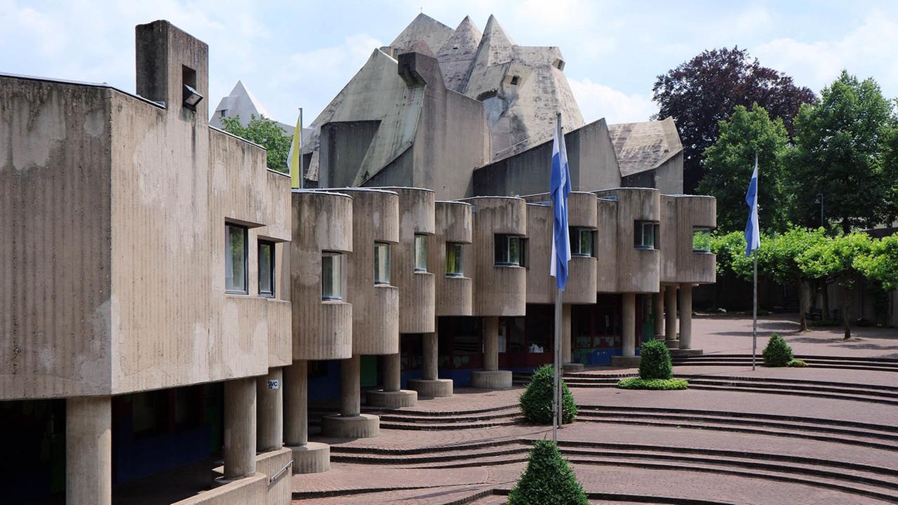 "Provokation, vor der ich nicht flüchten kann" - brutaler Sichtbeton statt Fachwerkidylle "Provokation, vor der ich nicht flüchten kann" - brutaler Sichtbeton statt Fachwerkidylle