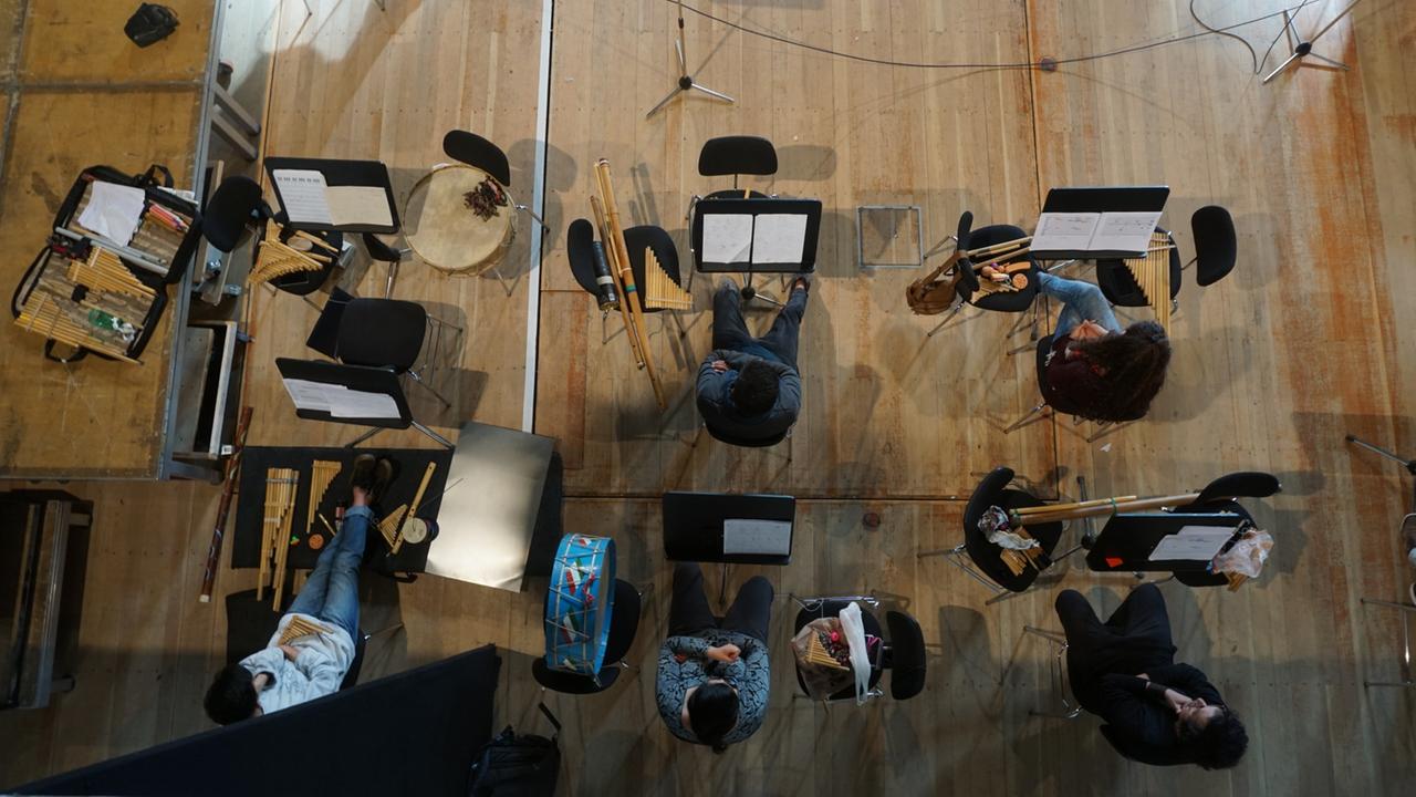 OEIN-Musikerinnen während einer Probenpause, Blick von oben