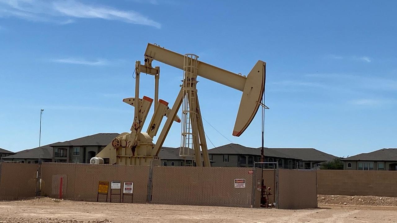 Ein Pumpjack, eine Pferdekopf-Pumpe in Odessa /Texas Ein Pumpjack, eine Pferdekopf-Pumpe in Odessa /Texas
