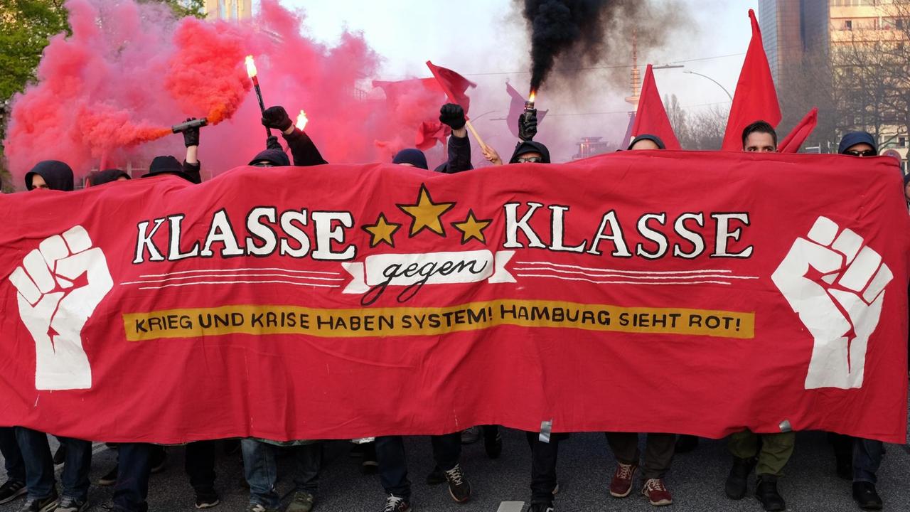 Teilnehmer einer 1. Mai-Demonstration in Hamburg