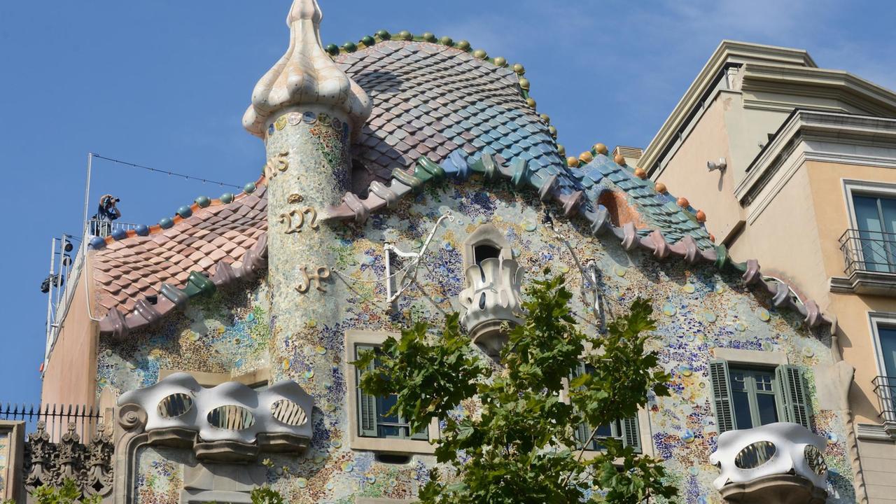 Der berühmte spanische Architekt Antoni Gaudi (1852-1926) gestaltete im Auftrag des Textilfabrikanten Josp Batllo i Casanova, in den Jahren 1904 bis 1906, die Fassade des Gebäudes Casa Batllo um und gestaltete auch die Innenräume neu, aufgenommen am 24.07.2015 in Barcelona. Bild: (dpa / Waltraud Grubitzsch)