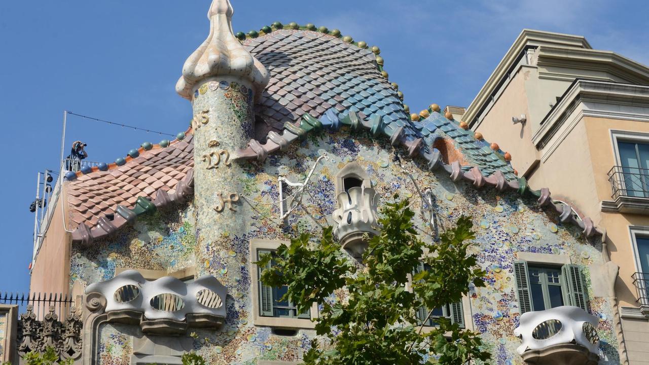Der berühmte spanische Architekt Antoni Gaudi (1852-1926) gestaltete im Auftrag des Textilfabrikanten Josp Batllo i Casanova, in den Jahren 1904 bis 1906, die Fassade des Gebäudes Casa Batllo um und gestaltete auch die Innenräume neu, aufgenommen am 24.07.2015 in Barcelona. Bild: (dpa / Waltraud Grubitzsch) Der berühmte spanische Architekt Antoni Gaudi (1852-1926) gestaltete im Auftrag des Textilfabrikanten Josp Batllo i Casanova, in den Jahren 1904 bis 1906, die Fassade des Gebäudes Casa Batllo um und gestaltete auch die Innenräume neu, aufgenommen am 24.07.2015 in Barcelona. Bild: (dpa / Waltraud Grubitzsch)