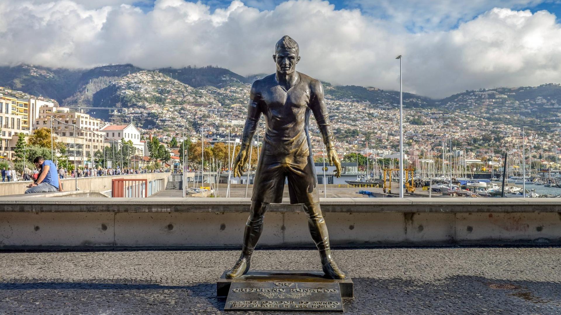 Eine Statue von Christiano Ronaldo steht in Funchal auf Madeira. Eine Statue von Christiano Ronaldo steht in Funchal auf Madeira.