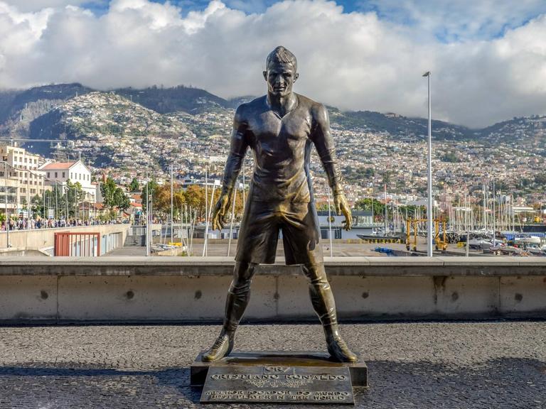 Eine Statue von Christiano Ronaldo steht in Funchal auf Madeira.