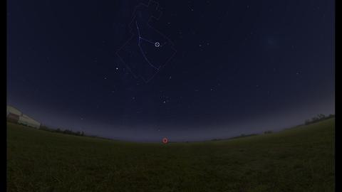 Das Sternbild Perseus mit dem veränderlichen Stern Algol (markiert) steigt am frühen Abend am Osthimmel empor