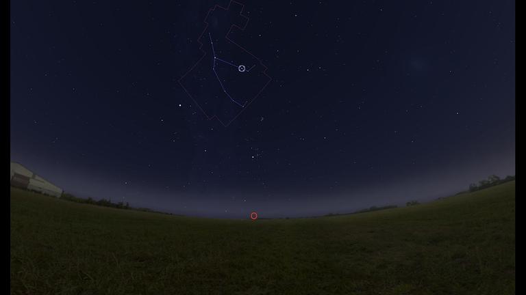Das Sternbild Perseus mit dem veränderlichen Stern Algol (markiert) steigt am frühen Abend am Osthimmel empor