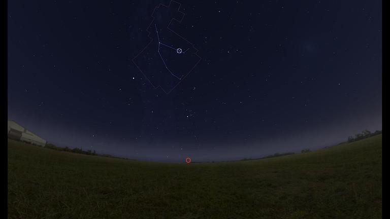 Das Sternbild Perseus mit dem veränderlichen Stern Algol (markiert) steigt am frühen Abend am Osthimmel empor Das Sternbild Perseus mit dem veränderlichen Stern Algol (markiert) steigt am frühen Abend am Osthimmel empor