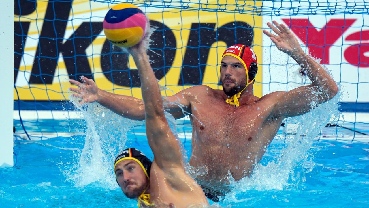 Der deutsche Wasserballer Timo Van Der Bosch rettet im Spiel gegen Südafrika vor Torhüter Moritz Schenkel. Der deutsche Wasserballer Timo Van Der Bosch rettet im Spiel gegen Südafrika vor Torhüter Moritz Schenkel.