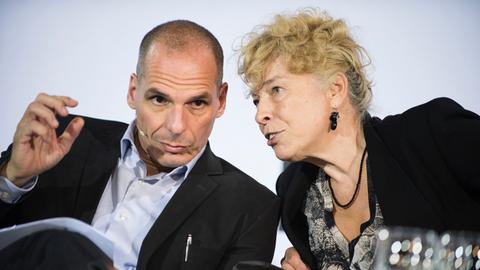 Der griechische Finanzminister, Yanis Varoufakis und die Politologin Gesine Schwan unterhalten sich am 08.06.2015 bei einer Veranstaltung der Hans-Böckler-Stiftung zum Thema "Zukunft Griechenlands in der EU" im Französischen Dom in Berlin.
