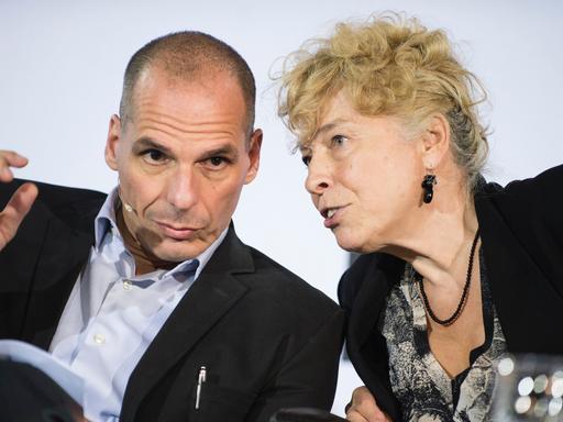 Der griechische Finanzminister, Yanis Varoufakis und die Politologin Gesine Schwan unterhalten sich am 08.06.2015 bei einer Veranstaltung der Hans-Böckler-Stiftung zum Thema "Zukunft Griechenlands in der EU" im Französischen Dom in Berlin.
