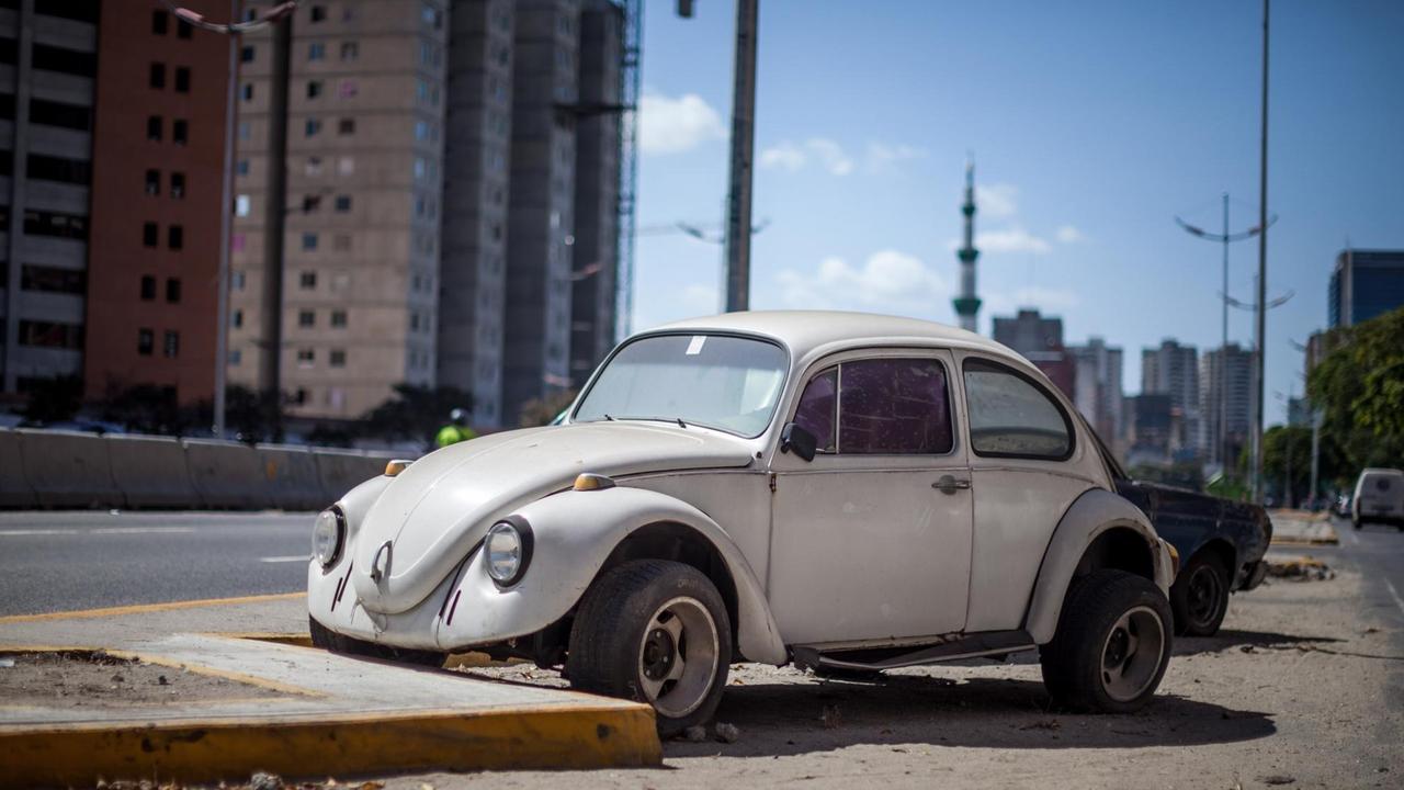 Ein alter VW-Käfer parkt in den STraßen von Caracas 