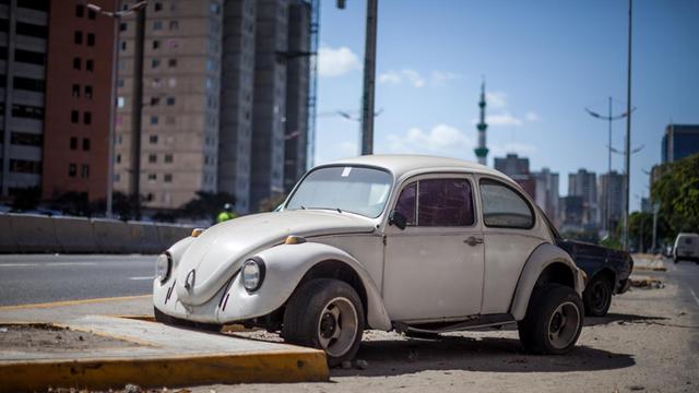 Ein alter VW-Käfer parkt in den STraßen von Caracas