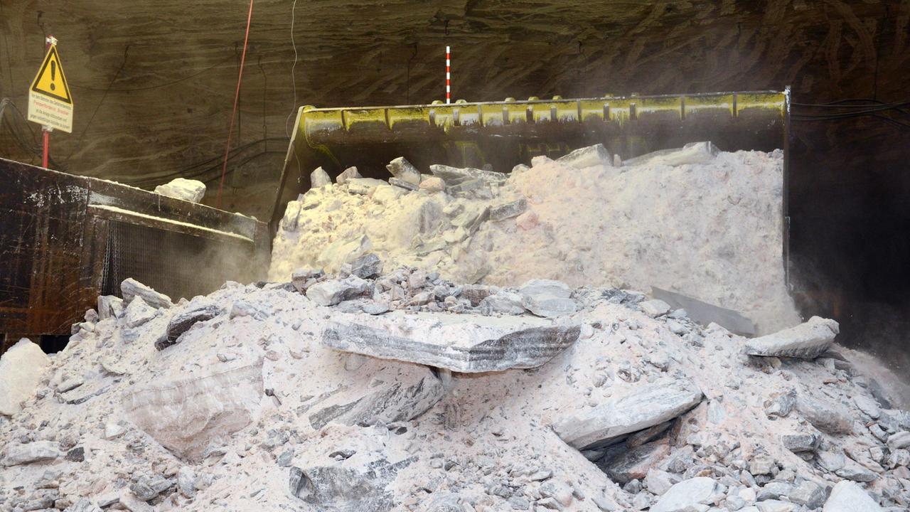 Ein Lader kippt am 01.07.2014 im Kaliwerk Werra am Standort Hera bei Philippsthal (Hessen) das abgesprengte Rohsalz in einen Brecher.