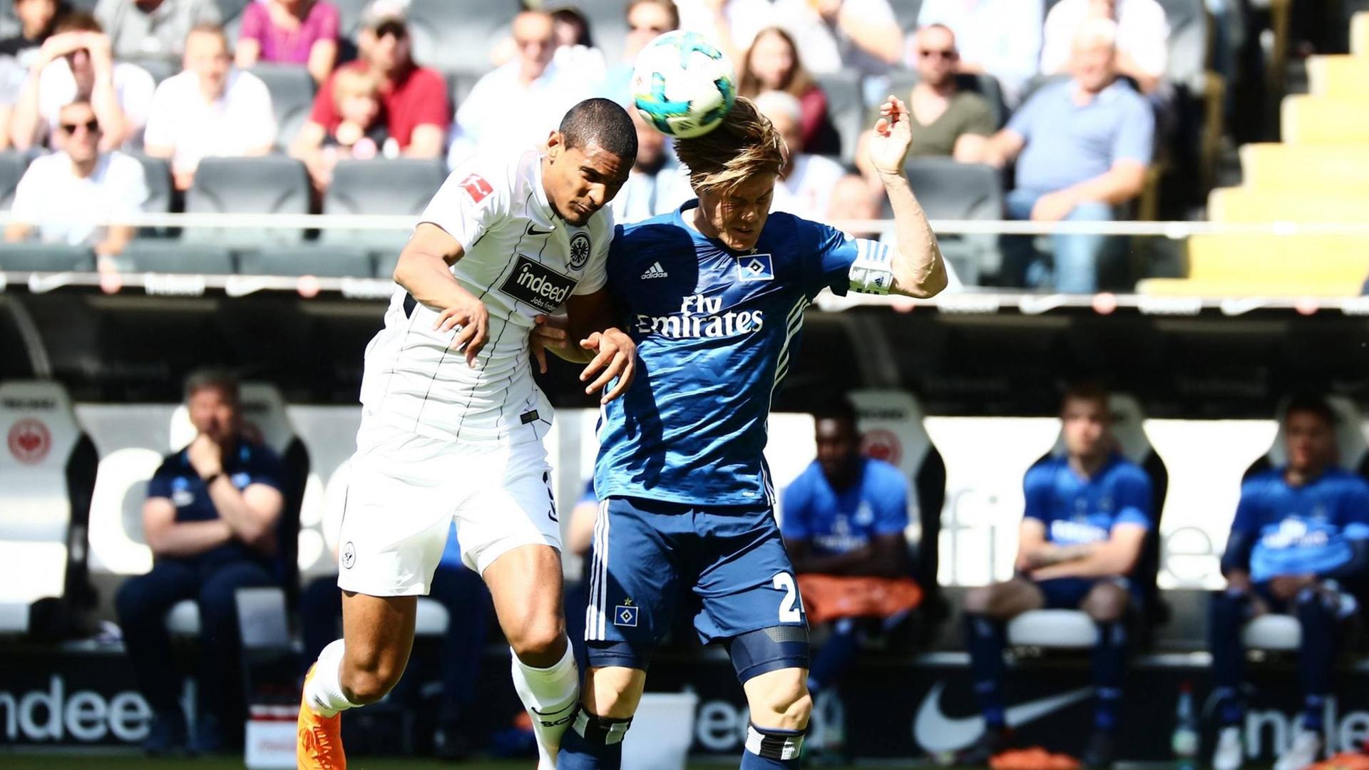 Sebastian Haller (Frankfurt) im Zweikampf mit Gotoku Sakai (Hamburger SV) beim Spiel Eintracht Frankfurt vs. Hamburger SV in der 1. Fussball Bundesliga am 05.05.2018. Sebastian Haller (Frankfurt) im Zweikampf mit Gotoku Sakai (Hamburger SV) beim Spiel Eintracht Frankfurt vs. Hamburger SV in der 1. Fussball Bundesliga am 05.05.2018.