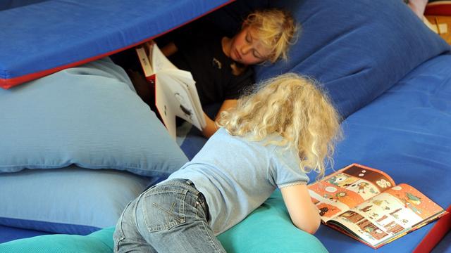 Lesende Kinder in einer Matratzenlandschaft auf der Kinder- und Jugendbuchmesse (KIBUM) in Oldenburg
