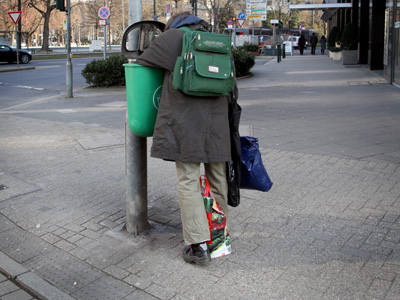 Ein Mann sucht in der Düsseldorfer Innenstadt in einem Mülleimer nach verwertbarem Material. Ein Mann sucht in der Düsseldorfer Innenstadt in einem Mülleimer nach verwertbarem Material.