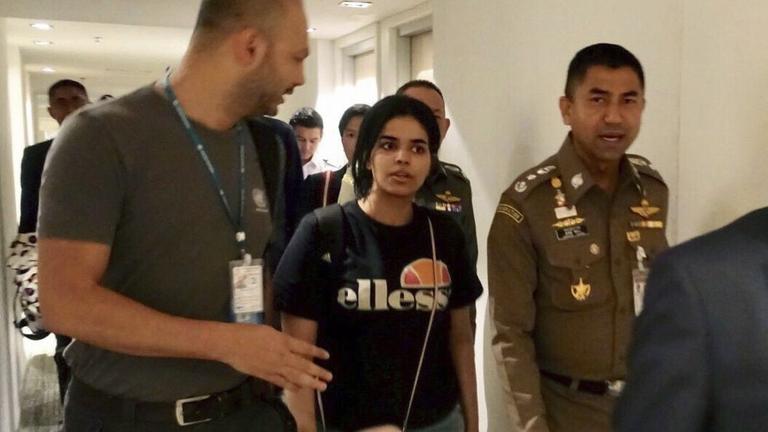Rahaf Mohammed al-Kunun (M), die aus Saudi-Arabien geflohen ist, neben Surachate Hakparn (r), Chef der Einwanderungspolizei von Thailand, am internationalen Flughafen in Bangkok. Rahaf Mohammed al-Kunun (M), die aus Saudi-Arabien geflohen ist, neben Surachate Hakparn (r), Chef der Einwanderungspolizei von Thailand, am internationalen Flughafen in Bangkok.