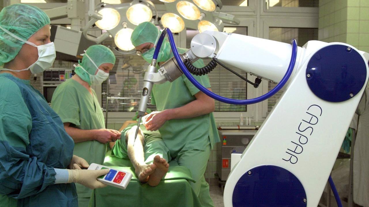 Erfurt (Thüringen): Im Operationssaal des Katholischen Krankenhauses St. Johann Nepomuk in Erfurt bereiten Ärzte und eine Schwester am 28.10.2000 eine Operation mit dem OP-Roboter CASPAR (Computer Assisted Surgical Planning and Robotics) vor.