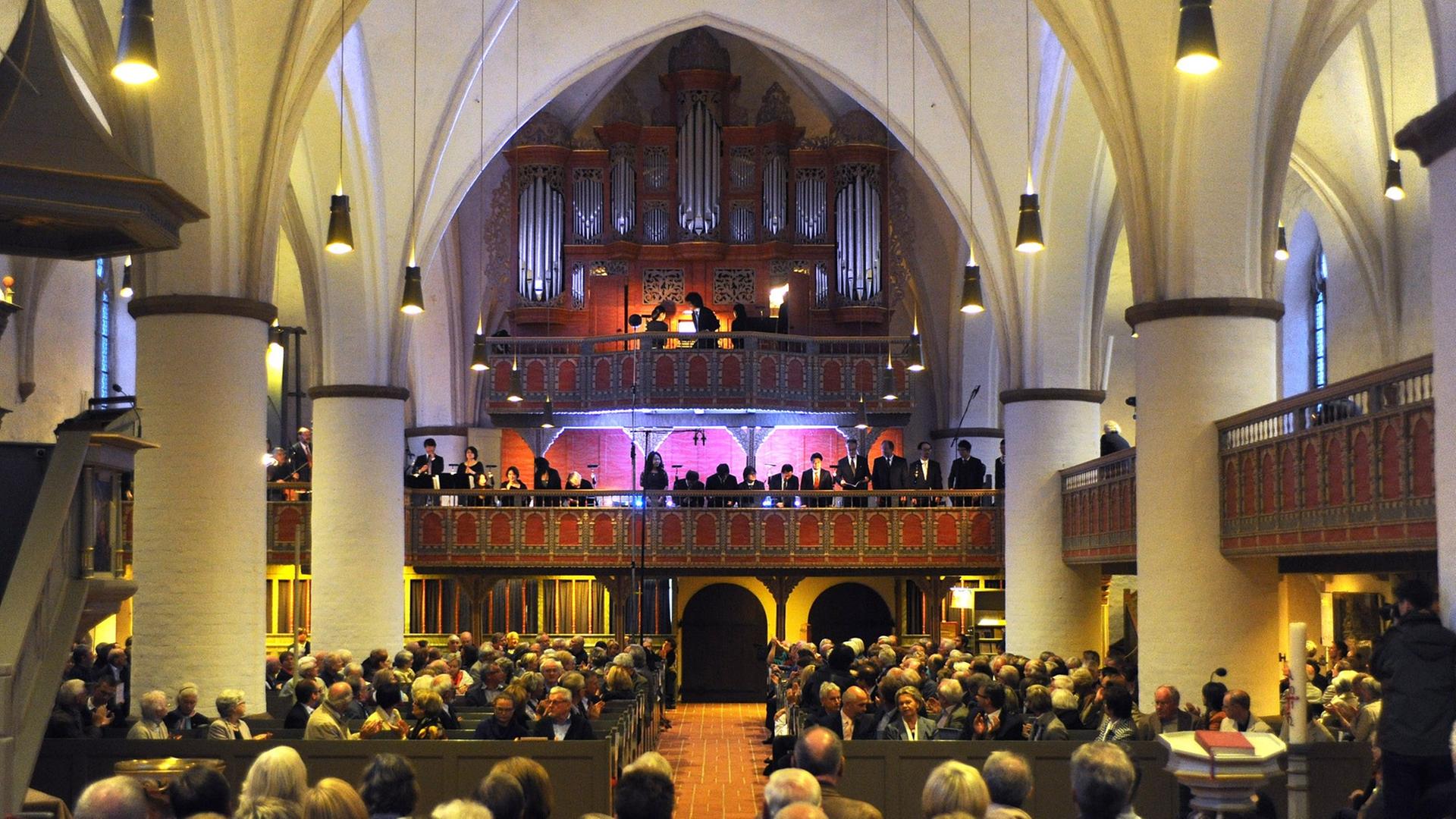 Die St. Cyprian- und Corneliuskirche in Ganderkesee (Kreis Oldenburg) ist am Abend des Dienstag (30.08.2011) während des Arp-Schnitger-Festival II: "Buxtehude & Bach & Schnitger" bis auf den letzten Sitzplatz gefüllt. Im Hintergrund ist die Orgel von Arp Schnitger zu sehen. Das Konzert mit dem Bach Collegium aus Japan fand im Rahmen des Musikfestes Bremen 2011 statt. Die St. Cyprian- und Corneliuskirche in Ganderkesee (Kreis Oldenburg) ist am Abend des Dienstag (30.08.2011) während des Arp-Schnitger-Festival II: "Buxtehude & Bach & Schnitger" bis auf den letzten Sitzplatz gefüllt. Im Hintergrund ist die Orgel von Arp Schnitger zu sehen. Das Konzert mit dem Bach Collegium aus Japan fand im Rahmen des Musikfestes Bremen 2011 statt.