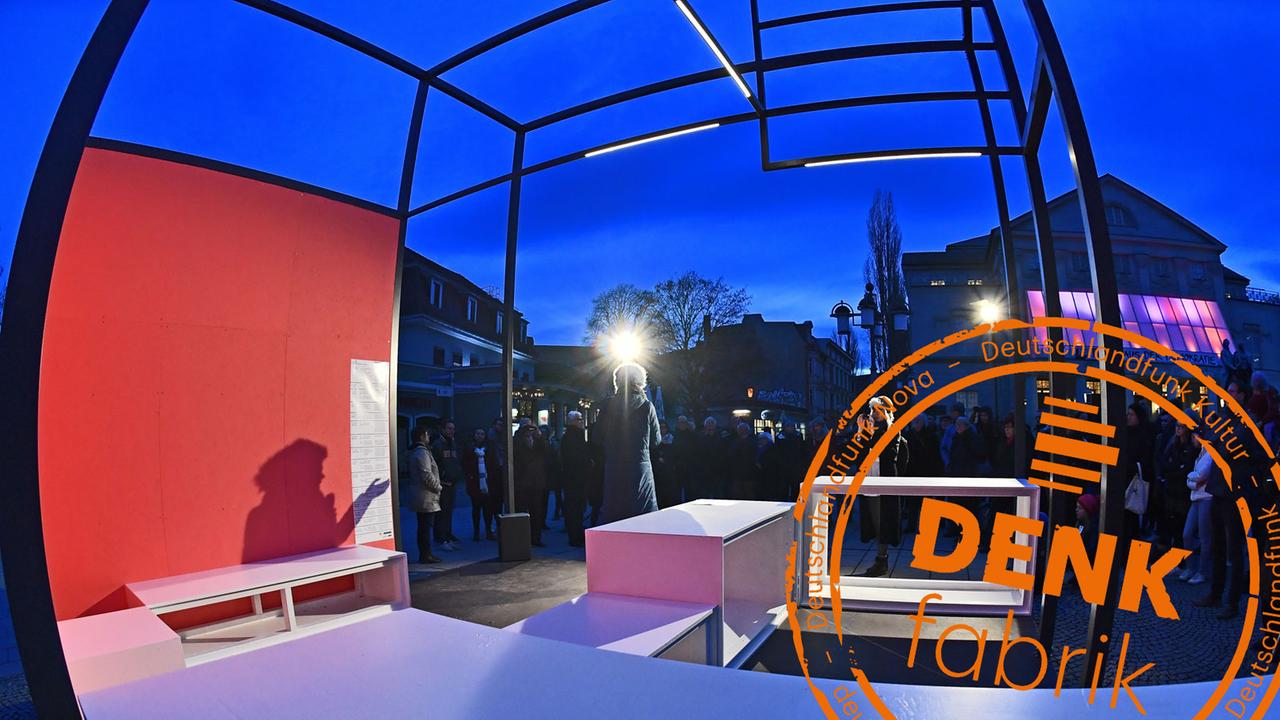 Besucher stehen während der Eröffnung der Rauminstallation "Gropius-Zimmer-Pavillon" auf dem Weimarer Theaterplatz Besucher stehen während der Eröffnung der Rauminstallation "Gropius-Zimmer-Pavillon" auf dem Weimarer Theaterplatz