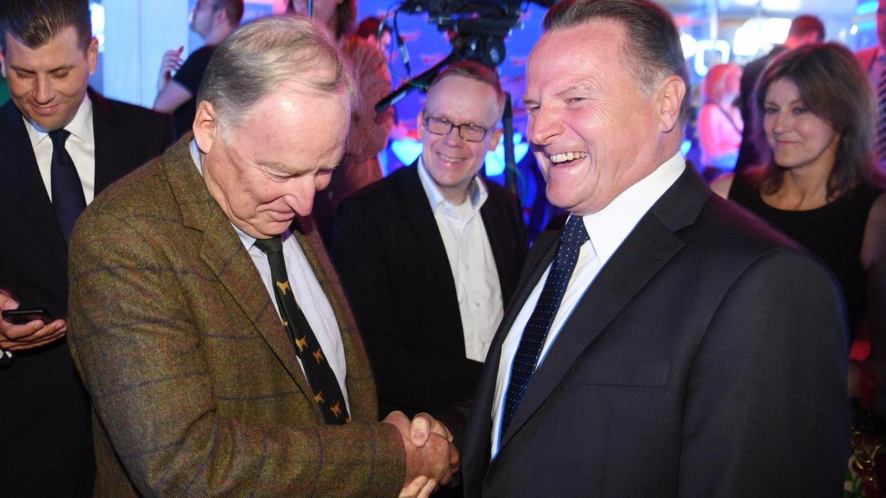 Alexander Gauland (l.), einer der Spitzenkandidaten der AfD, auf der Wahlparty seinen Parteikollegen Georg Pazderski. Alexander Gauland (l.), einer der Spitzenkandidaten der AfD, auf der Wahlparty seinen Parteikollegen Georg Pazderski.