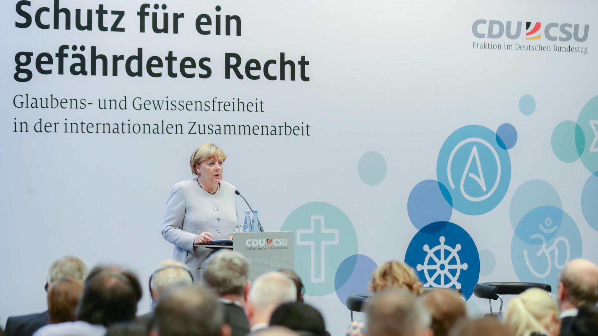 Bundeskanzlerin Angela Merkel (CDU) spricht bei der Internationalen Parlamentarierkonferenz mit dem Titel "Schutz für ein gefährdetes Recht - Glaubens und Gewissensfreiheit" im Bundestag in Berlin. Bundeskanzlerin Angela Merkel (CDU) spricht bei der Internationalen Parlamentarierkonferenz mit dem Titel "Schutz für ein gefährdetes Recht - Glaubens und Gewissensfreiheit" im Bundestag in Berlin.