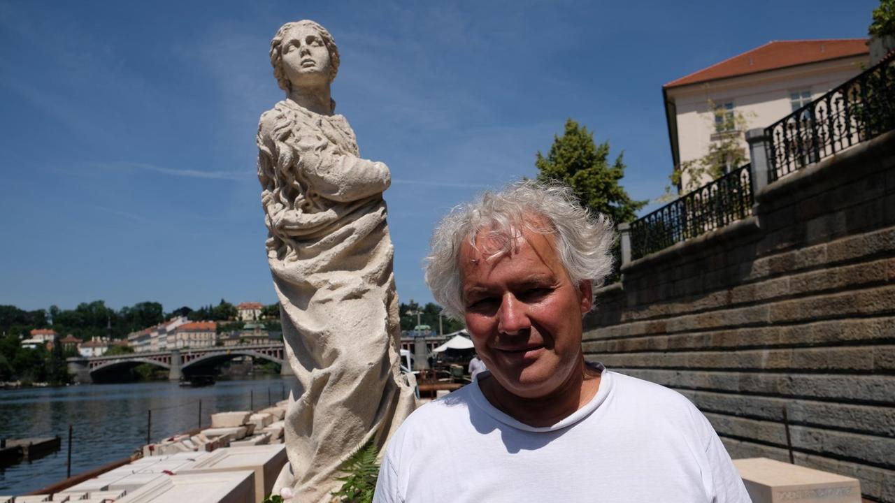Bildhauer Petr Vana mit der Marienstatue