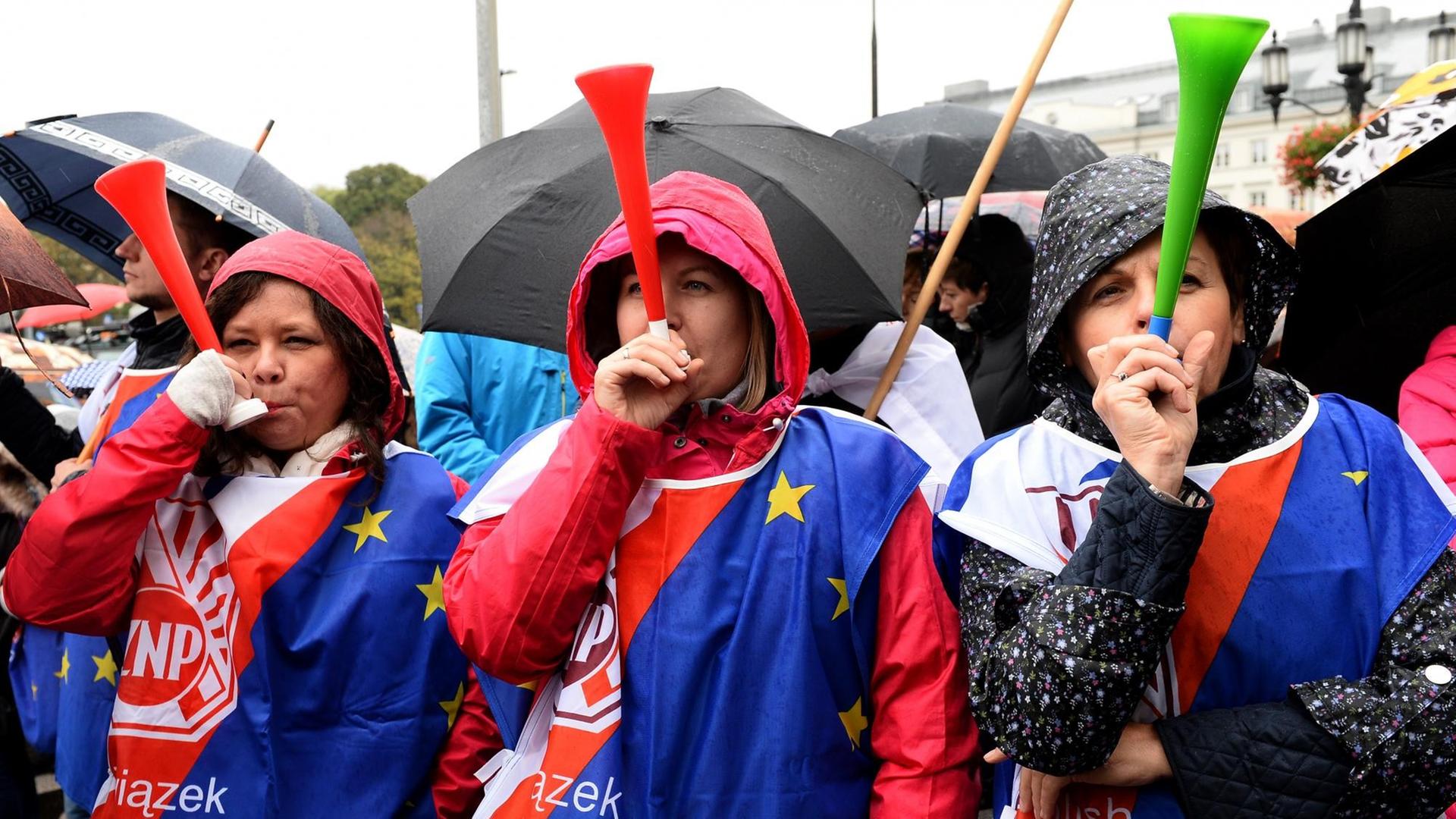 Lehrer protestieren in Warschau gegen die polnische Bildungsreform. Lehrer protestieren in Warschau gegen die polnische Bildungsreform.