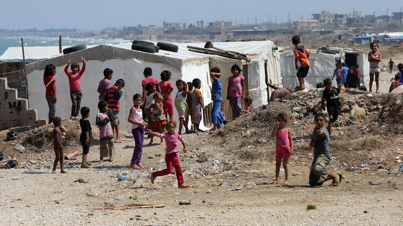 Kinder spielen in einem inoffiziellen Flüchtlingslager bei Arida nördlich von Beirut im Libanon im Juni 2015 Kinder spielen in einem inoffiziellen Flüchtlingslager bei Arida nördlich von Beirut im Libanon im Juni 2015
