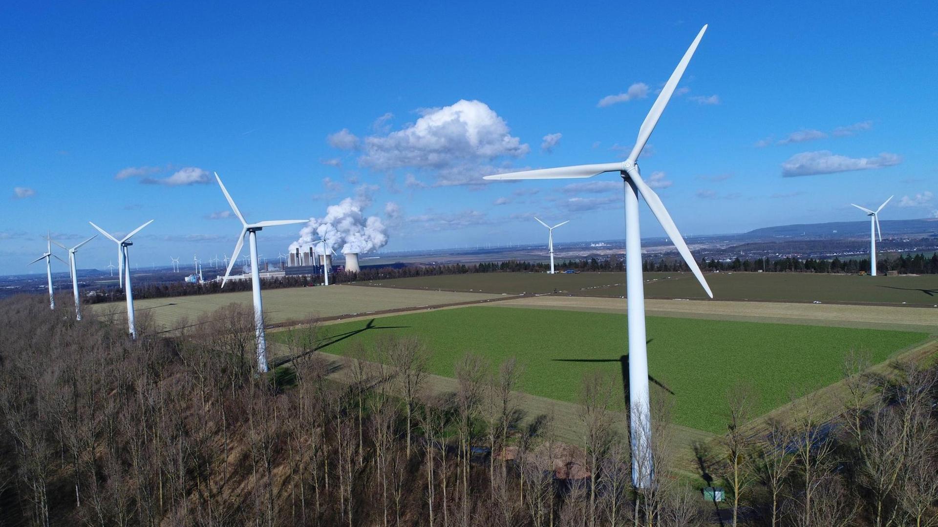 Eschweiler: Die Windkraftanlage vor dem Braunkohlengroßkraftwerk Weisweiler im Rheinland. Eschweiler: Die Windkraftanlage vor dem Braunkohlengroßkraftwerk Weisweiler im Rheinland.