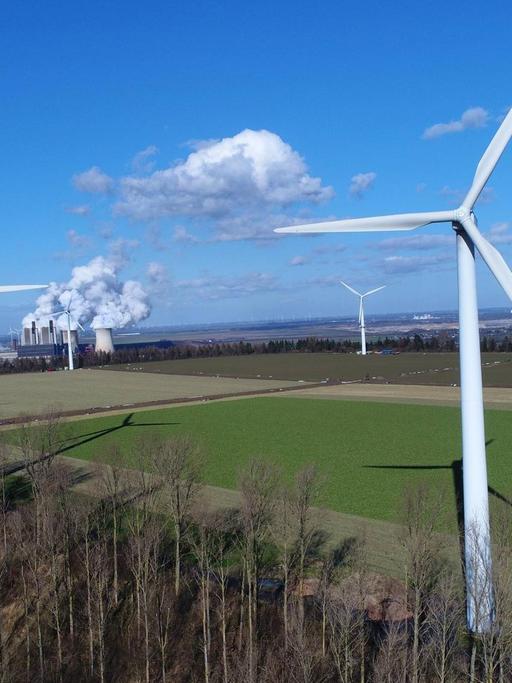 Eschweiler: Die Windkraftanlage vor dem Braunkohlengroßkraftwerk Weisweiler im Rheinland.