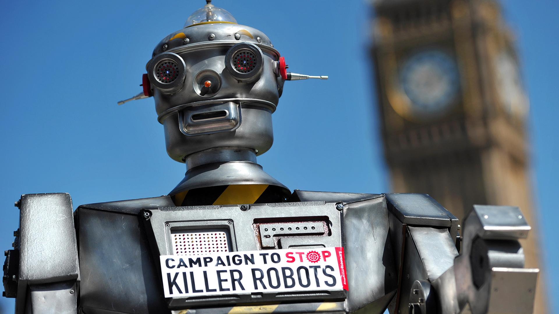 Mit einem selbstgebauten Roboter demonstriert im April 2013 die Kampagne gegen Killer Robots gegen den Einsatz tödlicher Roboterwaffen. Mit einem selbstgebauten Roboter demonstriert im April 2013 die Kampagne gegen Killer Robots gegen den Einsatz tödlicher Roboterwaffen.