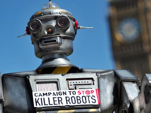 Mit einem selbstgebauten Roboter demonstriert im April 2013 die Kampagne gegen Killer Robots gegen den Einsatz tödlicher Roboterwaffen.