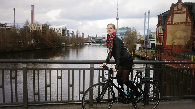 Die Bloggerin und Radliebhaberin Juliane Schumacher auf ihrem Fahrrad. Die Bloggerin und Radliebhaberin Juliane Schumacher auf ihrem Fahrrad.