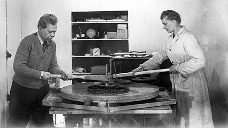 Liisi Oterma und Yrjö Väisälä schleifen 1955 eine Korrekturlinse für ein Teleskop des Observatoriums Kvistaberg Liisi Oterma und Yrjö Väisälä schleifen 1955 eine Korrekturlinse für ein Teleskop des Observatoriums Kvistaberg