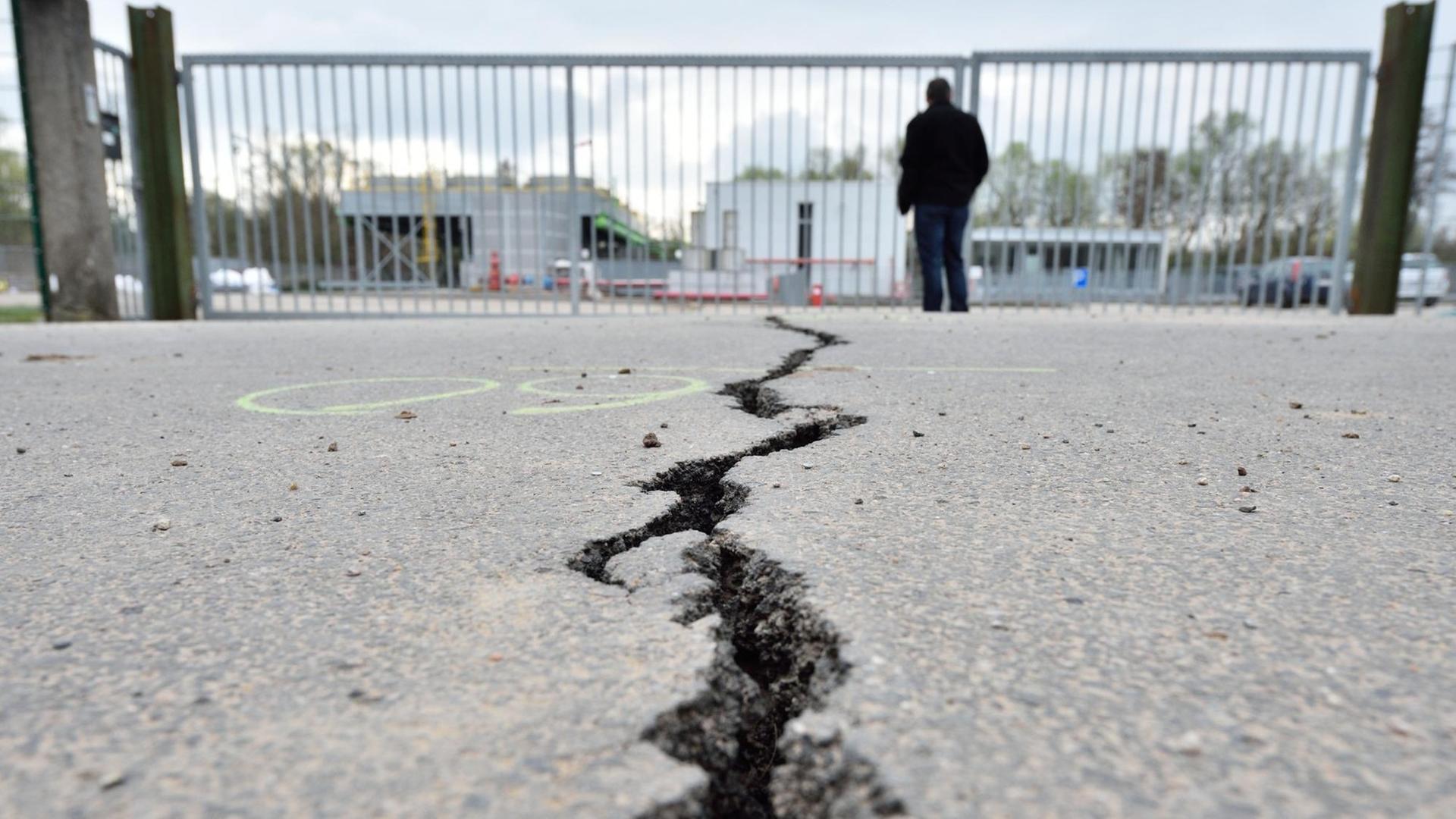Ein Riss im Asphalt einer Straße ist am 24.03.2014 in Landau (Rheinland-Pfalz) vor der Einfahrt zum Geothermiekraftwerk zu sehen. Ein Riss im Asphalt einer Straße ist am 24.03.2014 in Landau (Rheinland-Pfalz) vor der Einfahrt zum Geothermiekraftwerk zu sehen.