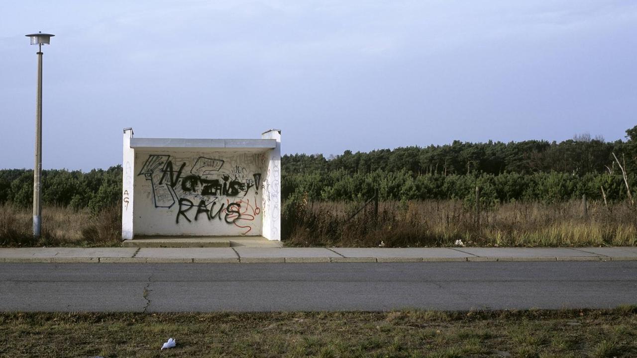 Leerstehende Bushaltestelle mit Graffiti Nazis Raus in Hoyerswerda Neustadt. 2009. Leerstehende Bushaltestelle mit Graffiti Nazis Raus in Hoyerswerda Neustadt. 2009.