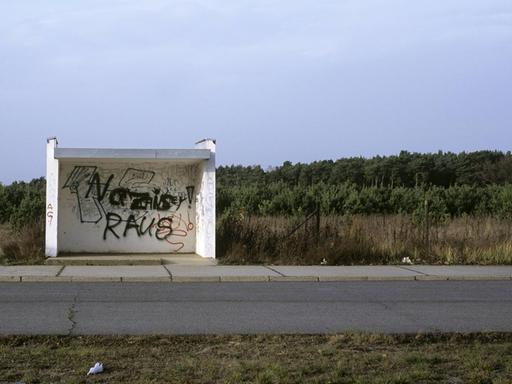 Leerstehende Bushaltestelle mit Graffiti Nazis Raus in Hoyerswerda Neustadt. 2009.