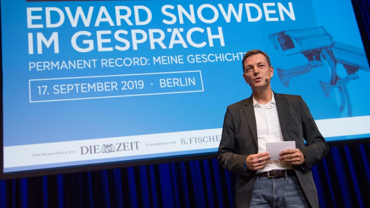 Holger Stark, stellvertretender Chefredakteur der "Zeit", bei einem Gespräch mit Edward Snowden. Holger Stark, stellvertretender Chefredakteur der "Zeit", bei einem Gespräch mit Edward Snowden.