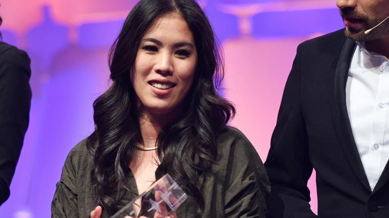 Mai Thi Nguyen-Kim nimmt bei der Verleihung der Grimme Online Awards den Preis in der Kategorie "Wissen und Bildung" für den YouTube-Wissenschaftskanal «maiLab» entgegen. Mai Thi Nguyen-Kim nimmt bei der Verleihung der Grimme Online Awards den Preis in der Kategorie "Wissen und Bildung" für den YouTube-Wissenschaftskanal «maiLab» entgegen.