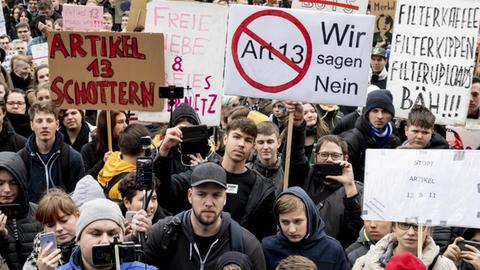 Teilnehmer einer Demonstration des Bündnisses "Berlin gegen 13" gegen Uploadfilter und EU-Urheberrechtsreform im Artikel 13 halten Transparente hoch.